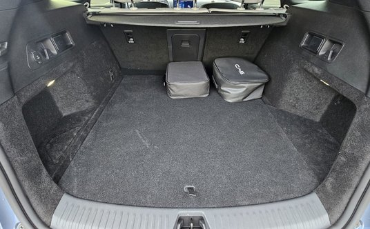 Bagażnik ma proste ściany i pojemność 675 l