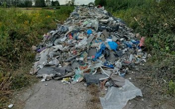 Po wyrzuceniu sterty odpadów droga w całości była zablokowana