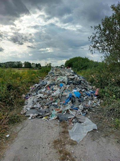 Po wyrzuceniu sterty odpadów droga w całości była zablokowana