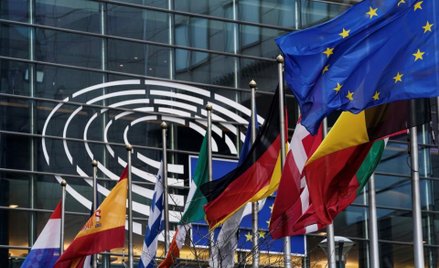 Sondaż: Wzrosło zaufanie do sądów i UE, spadło do Kościoła