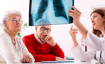 Na nowotwór płuca chorują głównie osoby po pięćdziesiątym roku życia - zarówno mężczyźni jak i kobie