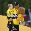 Chris Froome na podium wyścigu z synkiem Kellanem