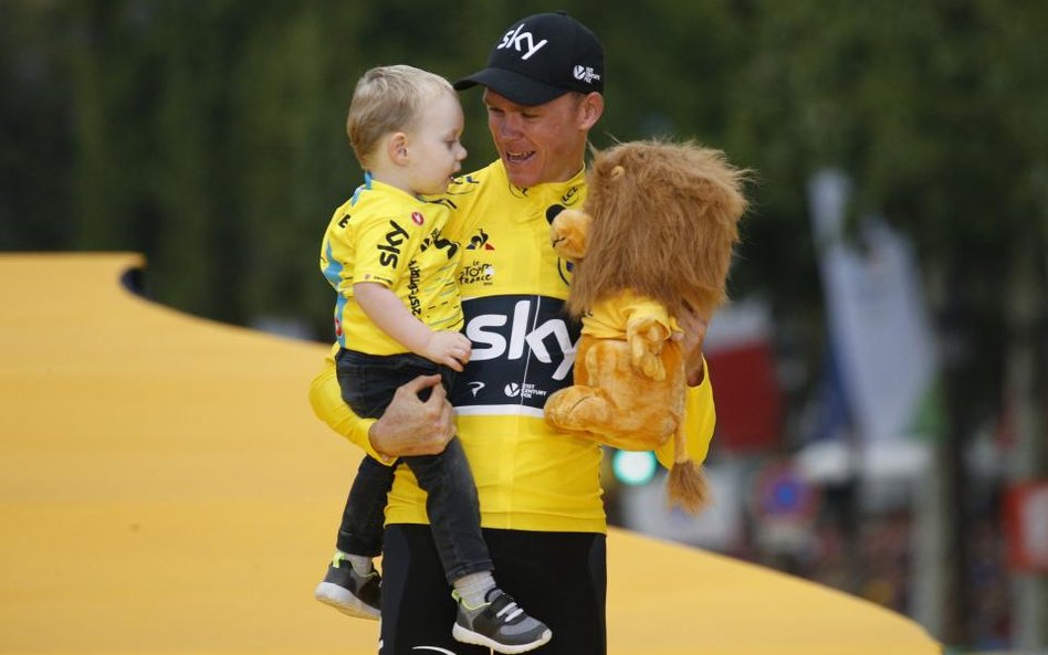 Chris Froome na podium wyścigu z synkiem Kellanem
