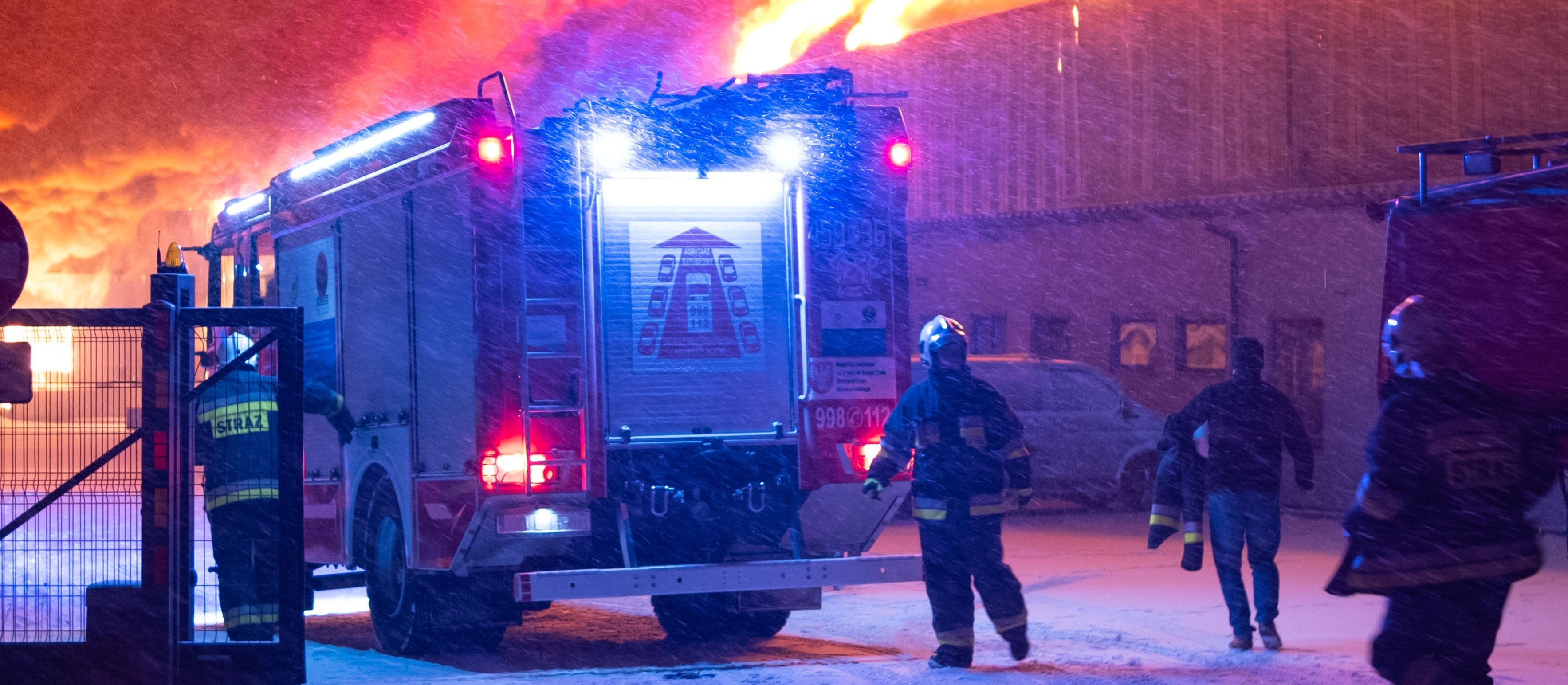 Strażacy gaszą bazę autobusów w Skale pod Krakowem