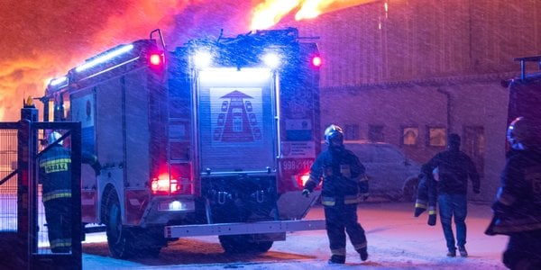 Strażacy gaszą bazę autobusów w Skale pod Krakowem