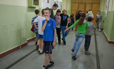 Bywa, że szkoły narzucają wybranego ubezpieczyciela. Rodzice niejednokrotnie są też przekonani, że u
