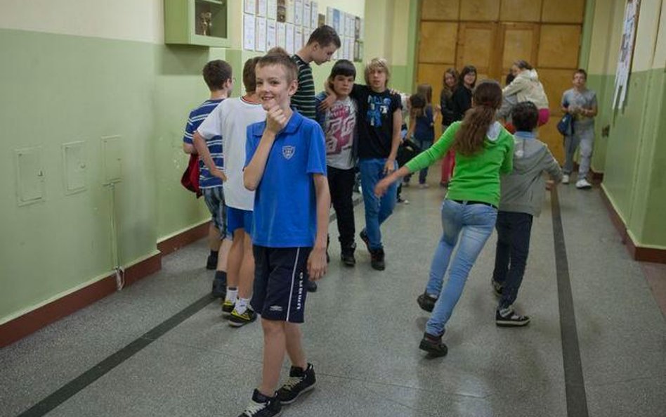 Bywa, że szkoły narzucają wybranego ubezpieczyciela. Rodzice niejednokrotnie są też przekonani, że u