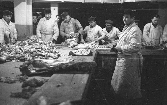 Zjednoczenie przetwórni mięsnych nr 3 w Poznaniu (1948–1949). Pracownicy przetwórni przy stole, waże