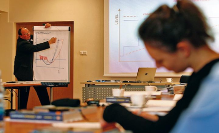 Ponad połowa absolwentów uważa, że ukończenie studiów MBA umożliwi im awans zawodowy