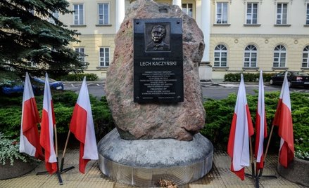 Hanna Gronkiewicz-Waltz o głazie pod stołecznym ratuszem i tablicach przed Pałacem Prezydenckim