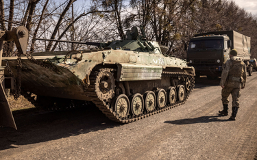 Ukraiński żołnierz obok rosyjskiego czołgu, Trościaniec w obwodzie sumskim