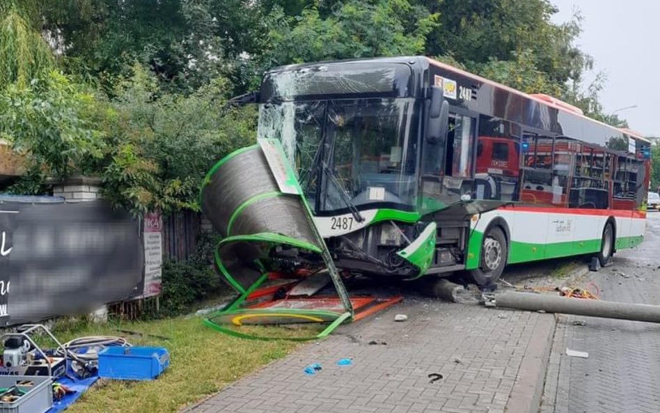 Wypadek w Lublinie. Autobus komunikacji miejskiej wjechał w przystanek