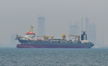 Statki handlowe kotwiczą u wybrzeży Zjednoczonych Emiratów Arabskich z powodu zakłóceń w żegludze w 