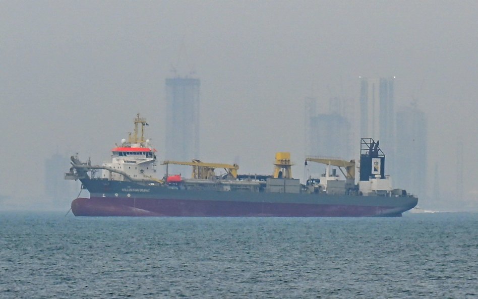 Statki handlowe kotwiczą u wybrzeży Zjednoczonych Emiratów Arabskich z powodu zakłóceń w żegludze w 