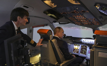 Władimir Putin w kokpicie samolotu