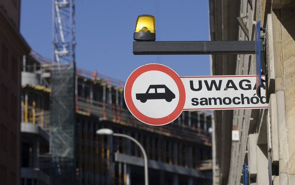 Uwaga samochód. Wyjazd z bramy.