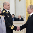 Władimir Putin ściska dłoń admirała Igora Osipowa