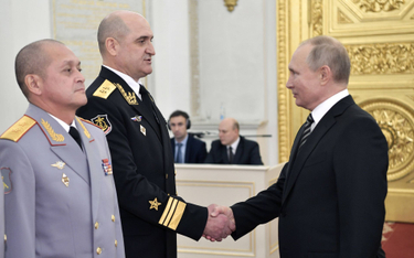 Władimir Putin ściska dłoń admirała Igora Osipowa