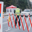 Policyjny punkt kontrolny niedaleko Salzburga w Austrii