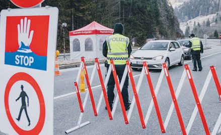 Policyjny punkt kontrolny niedaleko Salzburga w Austrii