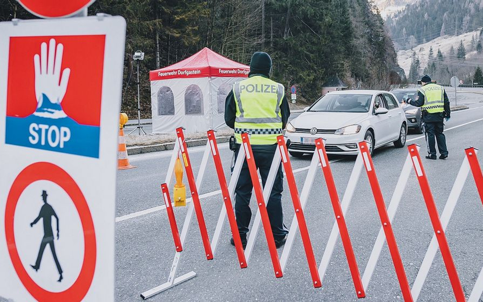 Policyjny punkt kontrolny niedaleko Salzburga w Austrii