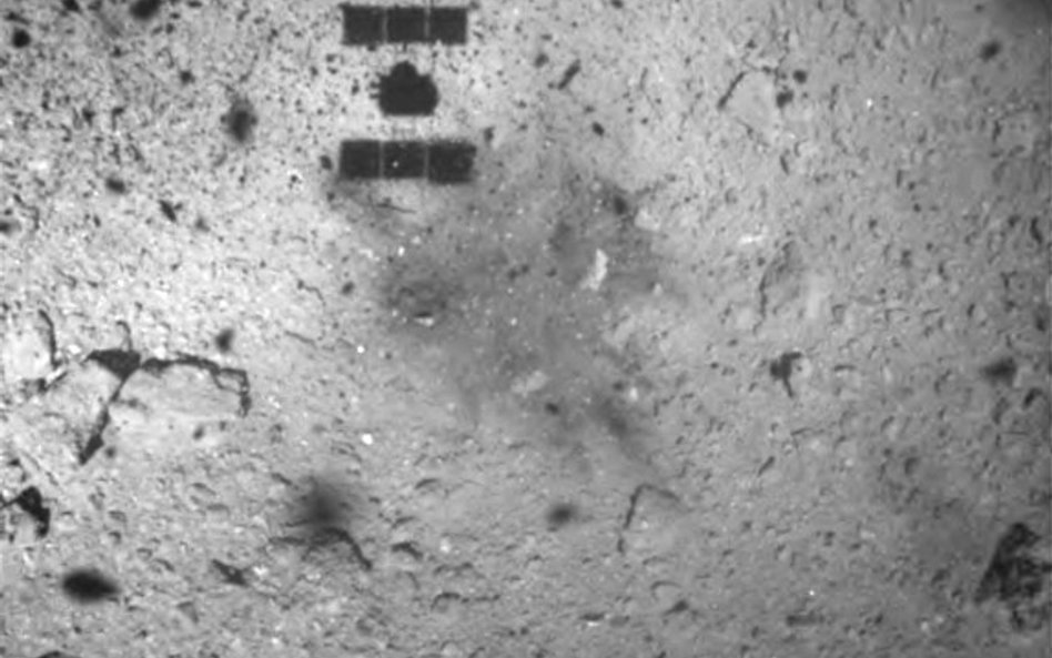 Japonia pisze historię: Człowiek stworzył krater na asteroidzie