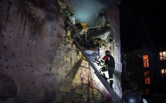 Ratownicy Państwowej Służby Sytuacji Nadzwyczajnych Ukrainy na miejscu rosyjskiego ataku w Odessie