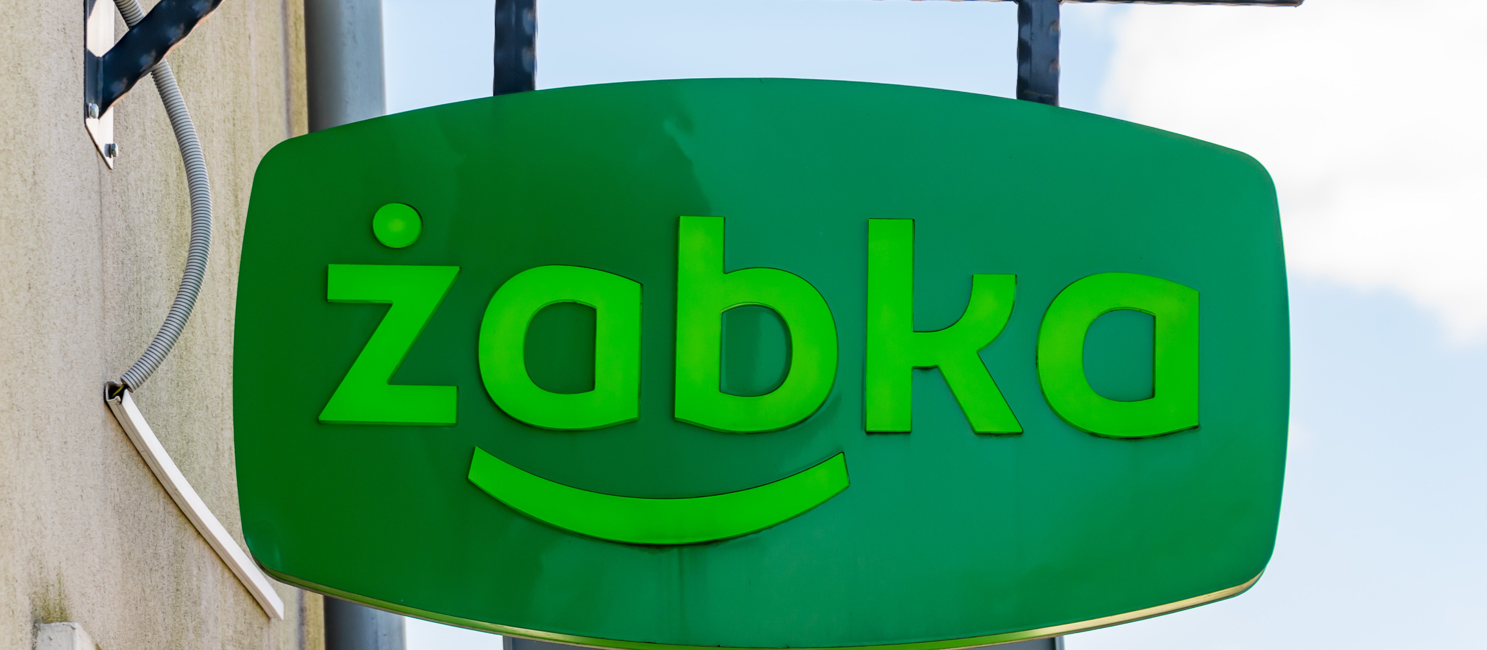 Żabka w długoterminowym trójkącie