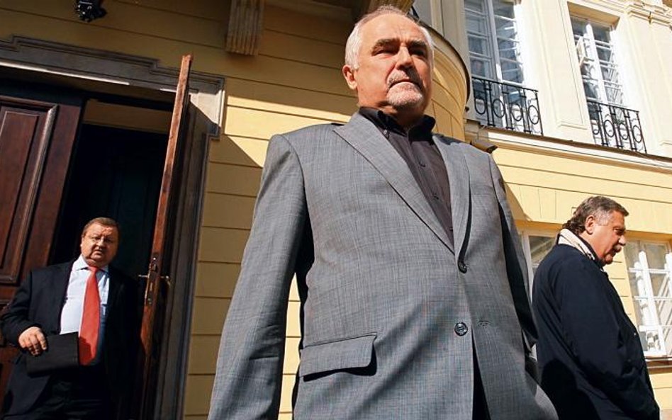 Wysłannicy PZPN – od lewej Zdzisław Kręcina, Zbigniew Koźmiński i Jerzy Engel – wczoraj wyszli od mi