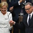Ustępujący prezydent Andrzej Duda (P) z żoną Agatą Kornhauser-Dudą (L) na sali posiedzień Sejmu w Wa