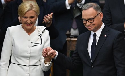 Ustępujący prezydent Andrzej Duda (P) z żoną Agatą Kornhauser-Dudą (L) na sali posiedzień Sejmu w Wa