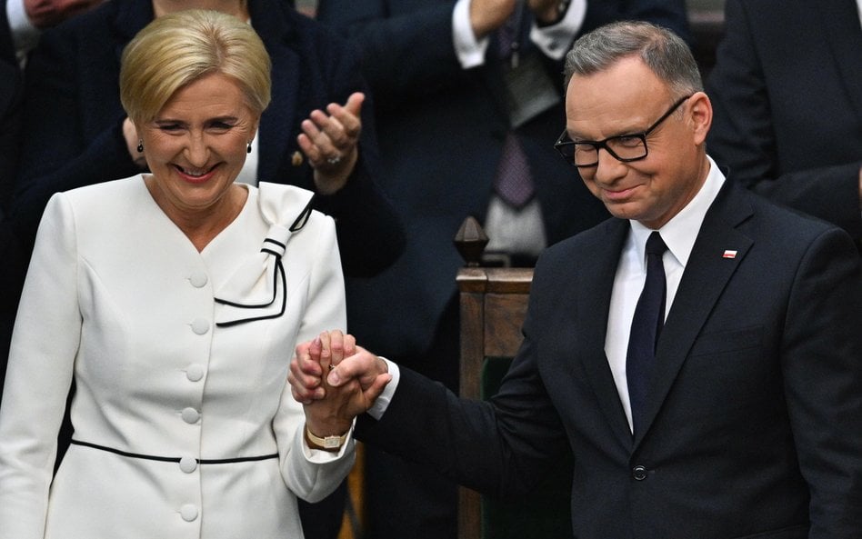 Ustępujący prezydent Andrzej Duda (P) z żoną Agatą Kornhauser-Dudą (L) na sali posiedzień Sejmu w Wa