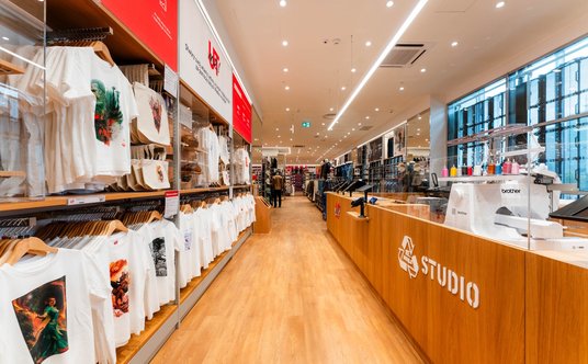 Sekcja Re.Uniqlo Studio w warszawskim sklepie Uniqlo.