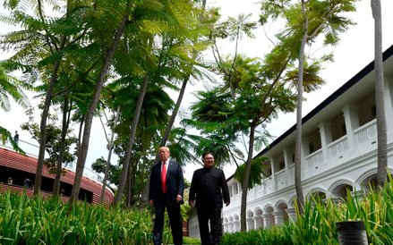 &#x2265;Donald Trump i Kim Dzong Un podczas spotkania 12 czerwca