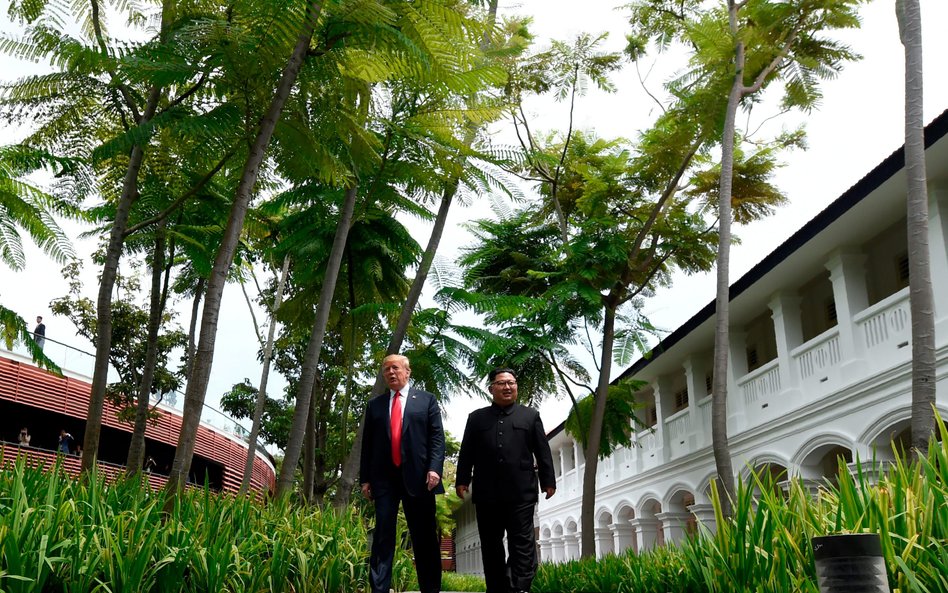&#x2265;Donald Trump i Kim Dzong Un podczas spotkania 12 czerwca