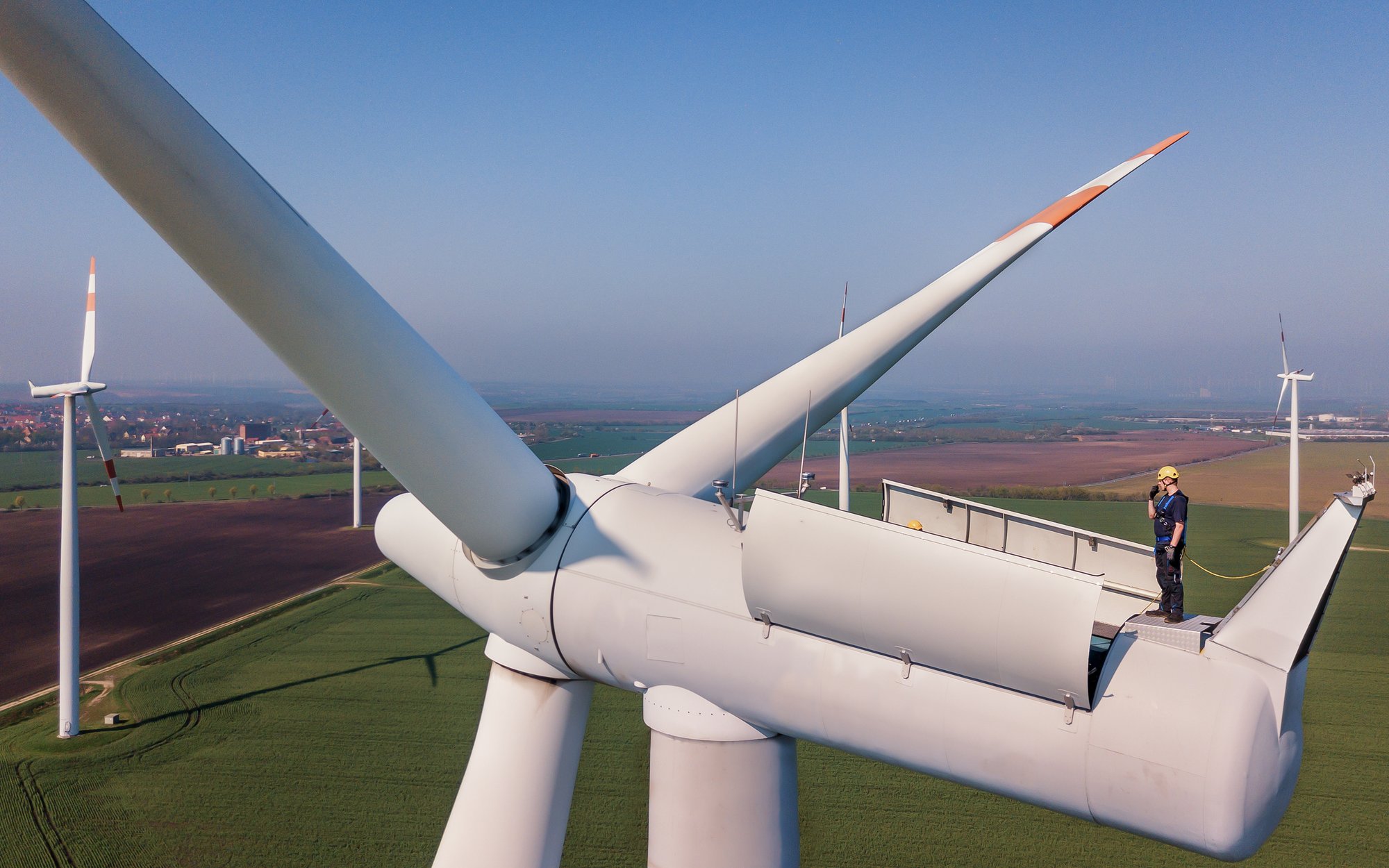 Prezydenci Polski walczą z wiatrakami, naśladując Trumpa