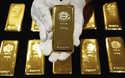 Na cenę złotej sztabki wpływa wiele czynników, m.in. koszt jej wybicia, transportu i ubezpie­czenia,