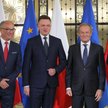 Przewodniczący PO Donald Tusk (2P), liderzy Trzeciej Drogi Szymon Hołownia (2L) i Władysław Kosiniak