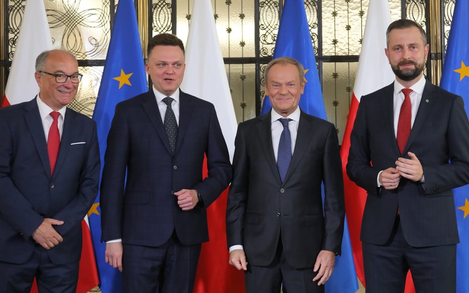 Przewodniczący PO Donald Tusk (2P), liderzy Trzeciej Drogi Szymon Hołownia (2L) i Władysław Kosiniak