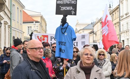 Uczestnicy protestu przed siedzibą Ministerstwa Zdrowia