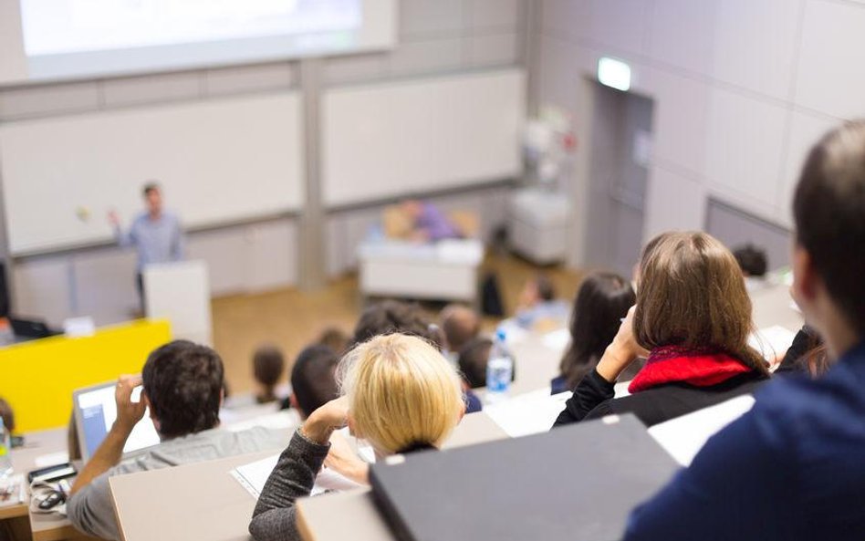 Menedżerowie coraz wcześniej idą na studia MBA