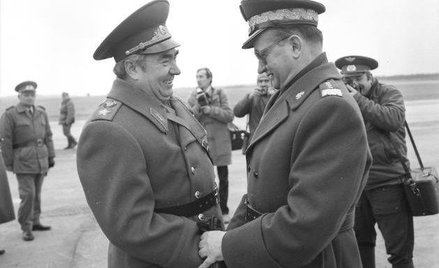 Marszałek Kulikow i gen. Jaruzelski w świetnej komitywie.