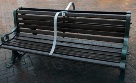 Pręty na ławkach mają zniechęcić bezdomnych