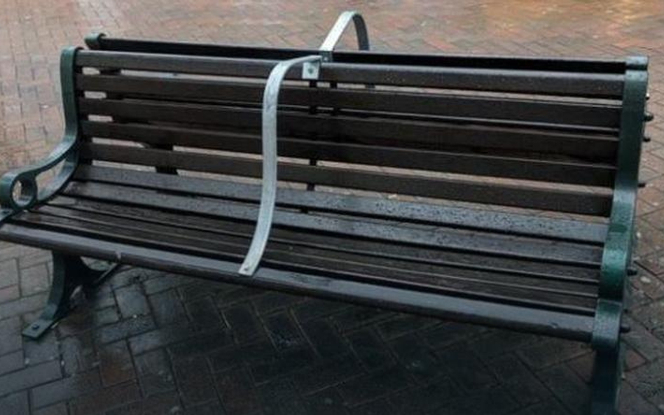 Pręty na ławkach mają zniechęcić bezdomnych