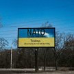 NATO nie zablokowało Rosjanom możliwości lotów nad Ukrainą (na zdjęciu bilbord w Kijowie: „NATO, zam