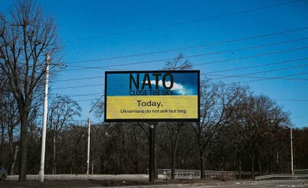 NATO nie zablokowało Rosjanom możliwości lotów nad Ukrainą (na zdjęciu bilbord w Kijowie: „NATO, zam