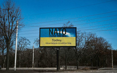 NATO nie zablokowało Rosjanom możliwości lotów nad Ukrainą (na zdjęciu bilbord w Kijowie: „NATO, zam