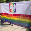 Prokuratura: transparent z orłem na tęczowym tle nie znieważa
