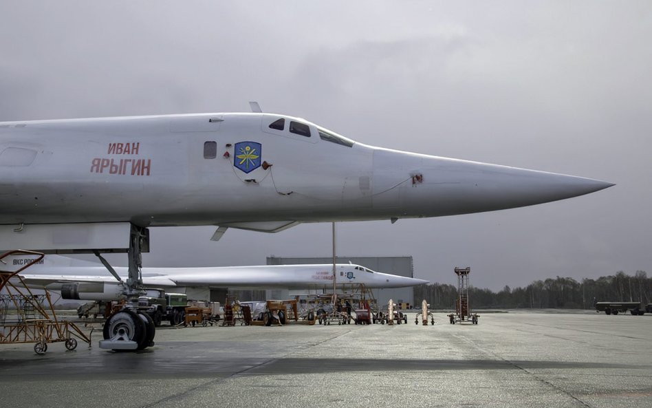 Tu-160M1 „Iwaan Jarygin” i „Wasilij Reszetnikow” w Kazaniu, 23 kwietnia 2020 r. Na przodzie kadłuba 