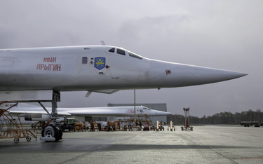 Tu-160M1 „Iwaan Jarygin” i „Wasilij Reszetnikow” w Kazaniu, 23 kwietnia 2020 r. Na przodzie kadłuba 